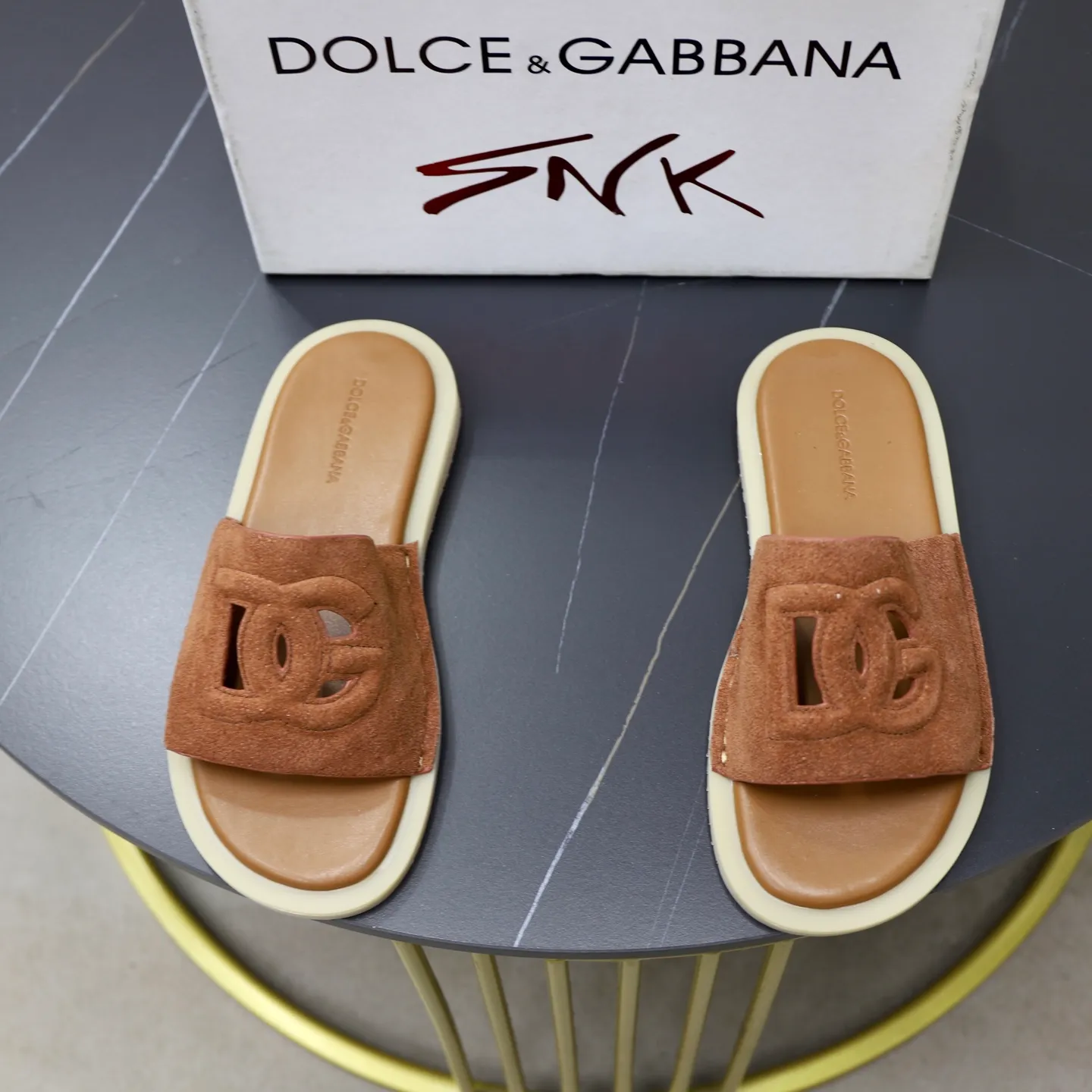 Ex-factory price: 340💰🙅‍♂️🙅‍♂️🙅‍♂️ Brand: DG Standard code: 38-44 (45 customized) Grade: Same as the official website Material: Original leather design Original lightweight wear-resistant molded outsole Style category: Men's fashion sandals Distinguished luxury brand elements Top luxury Color: Actual picture color